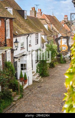 Das Namensschild vor dem alten Mermaid Inn, einem denkmalgeschützten Gebäude, Pub, Hotel und Restaurant in der kopfsteingepflasterten Mermaid Street, Rye, East Sussex, Großbritannien Stockfoto