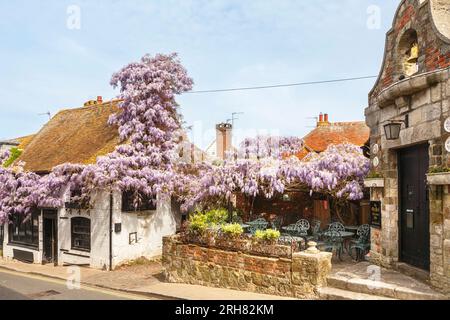 Außenansicht des Wisteria-überdachten Kupferkessels und des Old Bell Pub, der Mint, Rye, einer englischen Stadt nahe der Küste in East Sussex Stockfoto