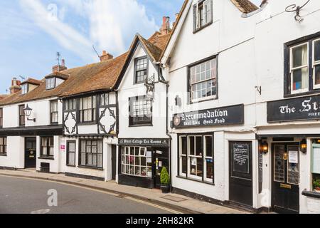 The Mint, eine Straße in Rye, eine historische englische Stadt nahe der Küste in East Sussex, mit Swan Cottage Tea Rooms und dem Standard Inn Pub Stockfoto