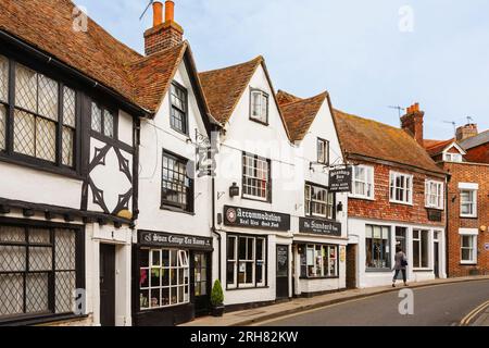 The Mint, eine Straße in Rye, eine historische englische Stadt nahe der Küste in East Sussex, mit Swan Cottage Tea Rooms und dem Standard Inn Pub Stockfoto