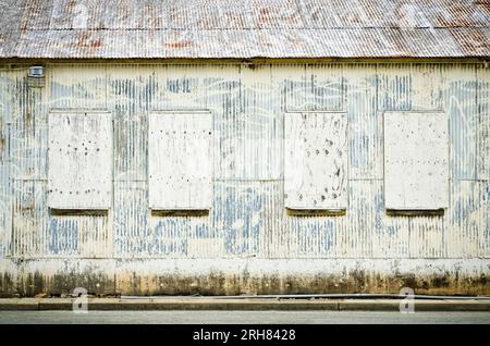 Fensterläden an der Seite eines verlassenen Lagerhauses im ehemaligen Marinestützpunkt Mare Island in Kalifornien. Stockfoto