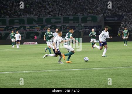 Sao Paulo, Sao Paulo, Brasilien. 14. Aug. 2023. Sao Paulo (SP), 08/14/2023 - BRAZILEIRO/PALMEIRAS X CRUZEIRO - Spiel zwischen Palmeiras und Cruzeiro, gültig für die 19. Runde der brasilianischen Fußballmeisterschaft 2023 im Allianz Parque im Westen von Sao Paulo am Abend dieses Montag, den 14. August 2023. (Kreditbild: © Fabricio Bomjardim/TheNEWS2 via ZUMA Press Wire) NUR REDAKTIONELLE VERWENDUNG! Nicht für den kommerziellen GEBRAUCH! Stockfoto