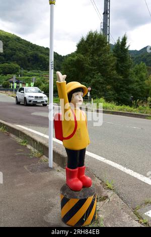 Yamagata City, Präfektur Yamagata, Japan, 13. August 2023. Eine alte Verkehrspuppe auf dem Bürgersteig. Stockfoto