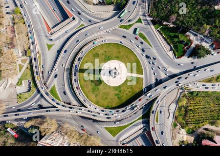 Ringstraße Kreuzung in der Nähe des Platzes der Helden, Tiflis, Luftaufnahme. Stockfoto