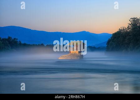 Das Drina River House in Bajina Basta, Serbien an einem schönen Sommerabend Stockfoto