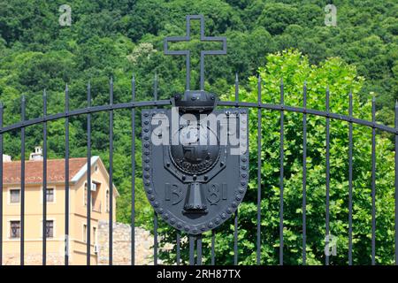 Wappen am Eingangstor zum serbisch-orthodoxen Kloster Ravanica (gegründet 1375-1377) in Senje, Serbien Stockfoto