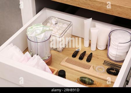 Offene Schrankschublade mit Tampons und Damenhygieneprodukten Stockfoto