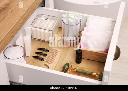 Offene Schrankschublade mit Tampons und Damenhygieneprodukten Stockfoto