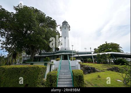 Der 1855 erbaute Raffles Lighthouse befindet sich auf Pulau Satumu, der südlichsten Insel vor dem Festland in der Straße von Singapur. Stockfoto