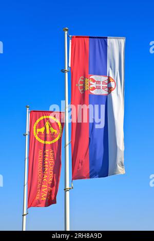 Die Flaggen von Serbien und Viminacium fliegen stolz Seite an Seite im archäologischen Park Viminacium in Selo Kostolac, Serbien Stockfoto