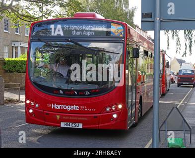 Harrogate Bus Company Bus 1A öffentliche Verkehrsmittel, im Stadtzentrum von Knaresborough, H14 ESU, North Yorkshire, England, Vereinigtes Königreich, HG5 0AA Stockfoto