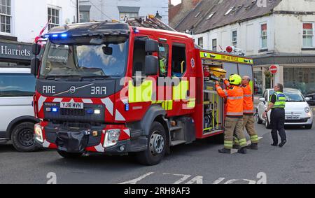 Knaresborough Fire & Rescue Team besucht ein Fahrzeug-Benzinleck in Market PL, Knaresborough, North Yorkshire, England, Vereinigtes Königreich, HG5 8AL - YJ18 MVN Stockfoto