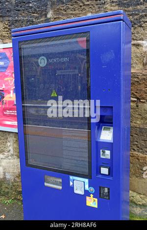 Der Fahrkartenautomat der Northern Rail ist außer Betrieb, auf dem Bahnsteig Knaresborough, North Yorkshire, England, UK, HG5 9AA Stockfoto