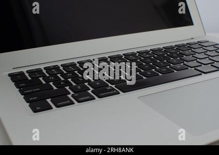 Detaillierte Details zu Notebook-Tasten und Tastatur in atemberaubendem Zoom. Stockfoto