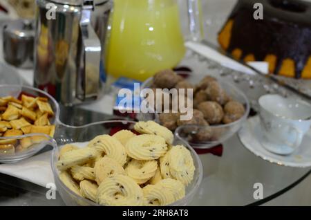 Ein besonderer Morgen mit einem Tisch voller leckerer Speisen für ein unvergessliches Frühstück. Stockfoto