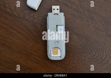 Die neueste Generation des USB 5G-Modems schließt sich für eine Internetverbindung und ermöglicht so eine schnelle, effiziente und moderne Verbindung. 5G-Chip-Technologie sorgt für mobile Geschwindigkeit Stockfoto