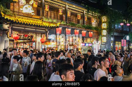 NANJING, CHINA - 14. AUGUST 2023 - Touristen besuchen die Konfuzius-Tempel am Qinhuai in Nanjing, Ostchina-Provinz Jiangsu, Stockfoto