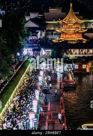 NANJING, CHINA - 14. AUGUST 2023 - Touristen besuchen die Konfuzius-Tempel am Qinhuai in Nanjing, Ostchina-Provinz Jiangsu, Stockfoto