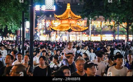 NANJING, CHINA - 14. AUGUST 2023 - Touristen besuchen die Konfuzius-Tempel am Qinhuai in Nanjing, Ostchina-Provinz Jiangsu, Stockfoto