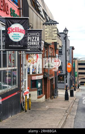 Halifax, Kanada - 7. August 2023: Reihe von Schildern für Pizzerien in der Pizza Corner in Halifax, Kanada. Die Gegend ist ein beliebter Ort, vor allem nach dem Ba Stockfoto