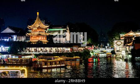 NANJING, CHINA - 14. AUGUST 2023 - Touristen besuchen die Konfuzius-Tempel am Qinhuai in Nanjing, Ostchina-Provinz Jiangsu, Stockfoto