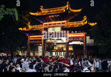 NANJING, CHINA - 14. AUGUST 2023 - Touristen besuchen die Konfuzius-Tempel am Qinhuai in Nanjing, Ostchina-Provinz Jiangsu, Stockfoto