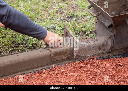 Wohnarbeiter, die eine Grenze in der Gemeinde bilden Stockfoto