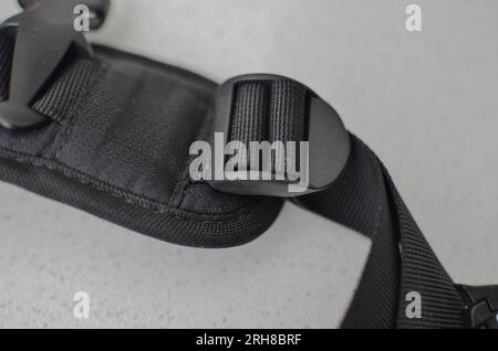 Schwarzer Hosenträger oder Gürtel, elegantes und hochwertiges Accessoire, das Ihren Stil abrundet. Konzept für Rucksäcke oder Militärzubehör. Stockfoto