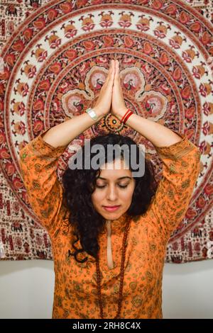 Eine Frau, die im Haus Yoga praktiziert. Heilpraktiken. Stockfoto