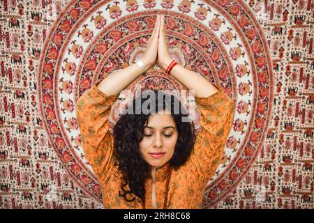 Eine Frau, die im Haus Yoga praktiziert. Heilpraktiken. Stockfoto