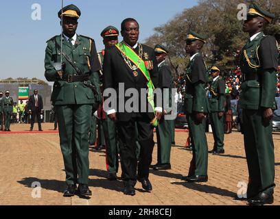 Harare, Simbabwe. 14. Aug. 2023. Der simbabwische Präsident Emmerson Mnangagwa inspiziert die Ehrengarde, um die 43. Heldentag-gedenkfeier auf dem National Heroes Acre in Harare, Simbabwe, am 14. August 2023 zu beginnen. Jeden zweiten Montag im August versammeln sich Simbabwer auf dem National Heroes Acre, um den Kriegskämpfern der Befreiung, die die Waffen aufgriffen und den Kolonialismus bekämpften, Tribut zu zollen. Kredit: Shaun Jusa/Xinhua/Alamy Live News Stockfoto