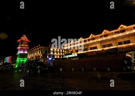 14. August 2023, Srinagar, Jammu und Kaschmir, Indien: Am Vorabend des Unabhängigkeitstages des Landes in Srinagar am 14. August 2023 gehen die Menschen am Uhrenturm vorbei, der mit Indiens Nationalflagge beleuchtet ist. (Kreditbild: © Mubashir Hassan/Pacific Press via ZUMA Press Wire) NUR REDAKTIONELLE VERWENDUNG! Nicht für den kommerziellen GEBRAUCH! Stockfoto