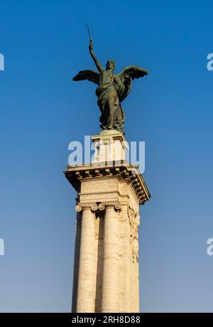 Geflügelte Siegesstatue auf der Säule, am Eingang zur Brücke Vittorio Emanuele II in Rom, Italien Stockfoto