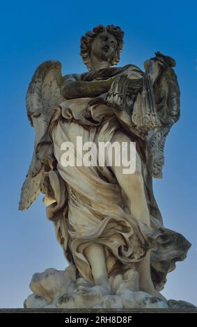 Statue des Engels von Bernini, von unten gesehen, auf der Ponte Sant'Angelo, Rom, Italien Stockfoto