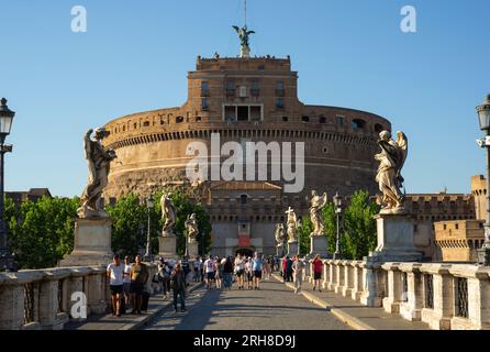 Castel Sant'Angelo, Schloss der Engel, Rom, Italien. Statuen der Engel auf der Ponte Sant'Angelo, Brücke der Engel Stockfoto