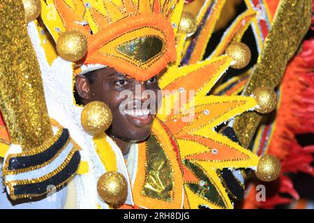 Menschen afrikanischer Abstammung und schwarze Menschen tanzen in der Karibik auf der Junkanoo Street Karneval Parade Stockfoto