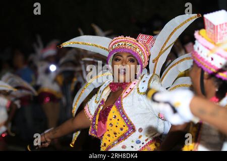 Menschen afrikanischer Abstammung und schwarze Menschen tanzen in der Karibik auf der Junkanoo Street Karneval Parade Stockfoto