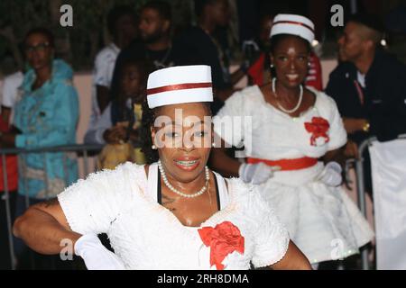 Menschen afrikanischer Abstammung und schwarze Menschen tanzen in der Karibik auf der Junkanoo Street Karneval Parade Stockfoto