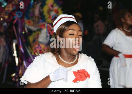 Menschen afrikanischer Abstammung und schwarze Menschen tanzen in der Karibik auf der Junkanoo Street Karneval Parade Stockfoto