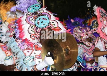 Menschen afrikanischer Abstammung und schwarze Menschen tanzen in der Karibik auf der Junkanoo Street Karneval Parade Stockfoto