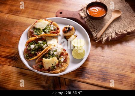 Tacos al Pastor. Auch bekannt als Tacos de Trompo, sind sie die beliebteste Art von Straßen-Tacos in Mexiko, üblicherweise hergestellt aus Schweinefleisch und Rindfleisch mariniert mit Stockfoto