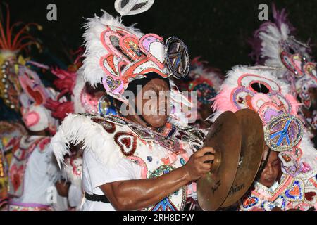 Menschen afrikanischer Abstammung und schwarze Menschen tanzen in der Karibik auf der Junkanoo Street Karneval Parade Stockfoto