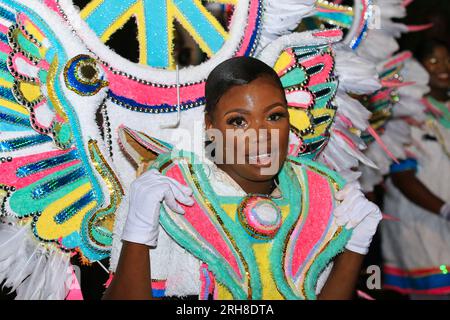 Menschen afrikanischer Abstammung und schwarze Menschen tanzen in der Karibik auf der Junkanoo Street Karneval Parade Stockfoto