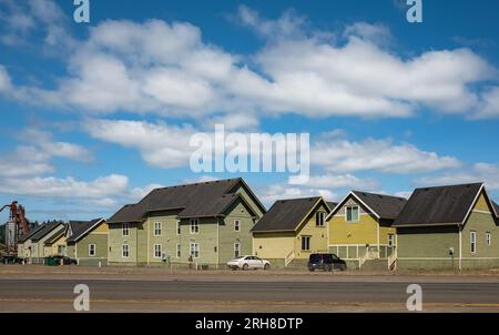 Neue Wohnhäuser und blauer Himmel. Moderner Apartmentkomplex. Blick auf das Wohngebiet in Oregon, USA. Das Konzept des Immobiliendevel Stockfoto