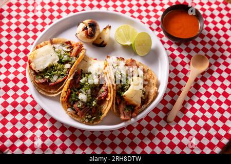 Tacos al Pastor. Auch bekannt als Tacos de Trompo, sind sie die beliebteste Art von Straßen-Tacos in Mexiko, üblicherweise hergestellt aus Schweinefleisch und Rindfleisch mariniert mit Stockfoto