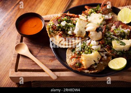 Tacos al Pastor. Auch bekannt als Tacos de Trompo, sind sie die beliebteste Art von Straßen-Tacos in Mexiko, üblicherweise hergestellt aus Schweinefleisch und Rindfleisch mariniert mit Stockfoto