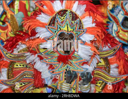 Menschen afrikanischer Abstammung und schwarze Menschen tanzen in der Karibik auf der Junkanoo Street Karneval Parade Stockfoto