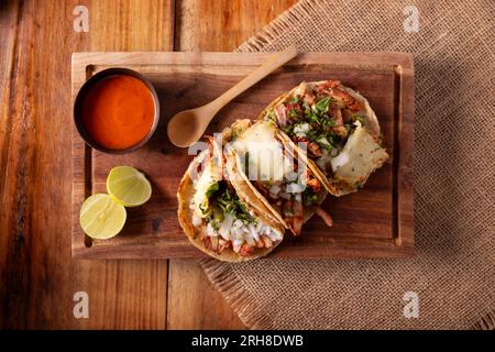 Tacos al Pastor. Auch bekannt als Tacos de Trompo, sind sie die beliebteste Art von Straßen-Tacos in Mexiko, üblicherweise hergestellt aus Schweinefleisch und Rindfleisch mariniert mit Stockfoto