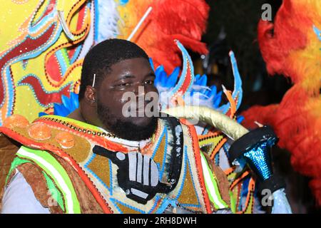 Menschen afrikanischer Abstammung und schwarze Menschen tanzen in der Karibik auf der Junkanoo Street Karneval Parade Stockfoto