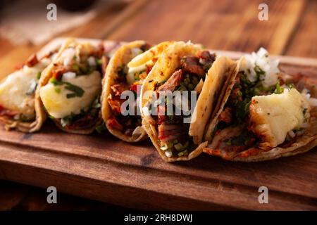 Tacos al Pastor. Auch bekannt als Tacos de Trompo, sind sie die beliebteste Art von Straßen-Tacos in Mexiko, üblicherweise hergestellt aus Schweinefleisch und Rindfleisch mariniert mit Stockfoto